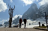 Wanderer am Würzjoch unter dem Peitlerkofel in der Geisler Gruppe, Dolomiten, Trentino-Südtirol, Italien