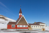 Kirche in der Siedlung Longyearbyen im Winter, Svalbard, Adventfjord, Spitzbergen, Norwegen