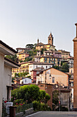  Municipality of Monforte d&#39;Alba in the Langhe wine region, Piedmont, Italy 