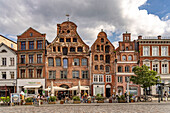  Gabled houses at Am Sande square and St. Johannis Church, Hanseatic City of Lüneburg, Lower Saxony, Germany 