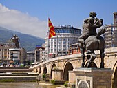  Nordmazedonien, Skopje, Steinbrücke, Fluss Vardar, Skyline,  