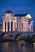  Nordmazedonien, Skopje, Archäologisches Museum, Steinbrücke, Fluss Vardar,  