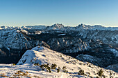 Blick auf die Berchtesgadener Alpen vom Gipfel des Zwiesel aus im Winter, Schneizlreuth, Bad Reichenhall, Oberbayern, Bayern, Deutschland