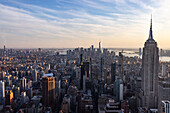  New York, evening mood, view over the houses of Manhattan to the south, the Empire State Building in the foreground 