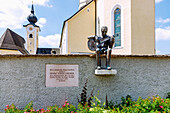 Denkmal Franz Xaver Gruber auf der Friedhofsmauer der Pfarrkirche St. Margareta in Berndorf bei Salzburg, Salzburger Land, Österreich