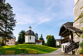 Stille-Nacht-Kapelle und Oberndorfer Wasserturm am Stille-Nacht-Platz in Oberndorf bei Salzburg im Salzburger Seenland, Österreich