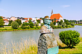 Denkmal Karl Billerhart am Salzachufer in Oberndorf bei Salzburg, Salzburger Land, Österreich mit Blick auf Laufen an der Salzach im Berchtesgadener Land in Oberbayern, Bayern, Deutschland