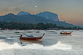 Vor Sonnenaufgang liegen Longtailboats bei Ebbe am Hafen beim Sivalai Beach, Insel Koh Mook, Provinz Satun, Südthailand, Thailand, Asien