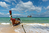  Longtail boat on the beach, Koh Ngai Island, Andaman Sea, Satun Province, Southern Thailand, Thailand, Asia 