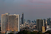 Panorama von der Ausichtsplattform des Iconsiam auf die Hochhäuser, Hotels und das Bankenviertel Bang Rak, Skyline von Bangkok, Thailand, Asien