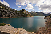 Blick auf eine idyllische Bucht an der Nordküste mit der  Serra de Tramuntana, Insel Mallorca, Balearen, Spanien