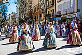 Einheimische Frauen in Tracht am Frühlingsfest 'Fallas' mit Umzug und Blumengabe an Maria, Kirchplatz, Denia, Provinz Alicante, Spanien