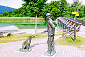 Thomas Mann Denkmal Herr und Hund am Mangfallsteg in Gmund am Tegernsee, Oberbayern, Bayern, Deutschland