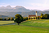 Wallfahrtskirche St. Marinus und Anianus und Kapelle St. Vitus in Wilparting mit Blick auf das Mangfallgebirge mit Wendelstein und Breitenstein, Oberbayern, Bayern, Deutschland