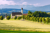 Wallfahrtskirche St. Marinus und Anianus und Kapelle St. Vitus in Wilparting mit Blick auf das Mangfallgebirge, Oberbayern, Bayern, Deutschland