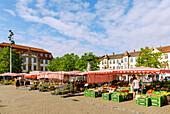  Weekly market at the market square with Palais Sutterheim and Paulibrunnen in Erlangen, Middle Franconia, Franconia, Bavaria, Germany 