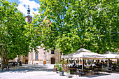  Neustädter Kirchenplatz with cafes and Neustädter Church (University Church) in Erlangen, Middle Franconia, Franconia, Bavaria, Germany 