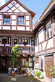  Half-timbered courtyard of a Huguenot house on Schiffstraße/Wasserturmstraße (Haarschmiede) in Erlangen, Middle Franconia, Franconia, Bavaria, Germany 