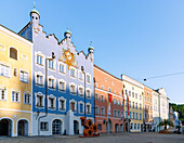  Town square with historic town hall and monument commemorating the 1000th anniversary in the old town of Burghausen, Upper Bavaria, Bavaria, Germany 