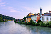  Old town on the Salzach River with St. Jakob&#39;s Church and castle walls in the evening light in Burghausen, Upper Bavaria, Bavaria, Germany 