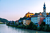 Altstadt an der Salzach mit Pfarrkirche St. Jakob und Burgmauern im Abendlicht in Burghausen, Oberbayern, Bayern, Deutschland