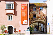  Old town and frescoed archway In den Grüben in Burghausen, Upper Bavaria, Bavaria, Germany 