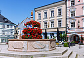  Market square with market fountain and houses in the Inn-Salzach style, Hardthaus, Bishop Bernhahrd House, in Markt Kraiburg, Inn-Salzach region, Upper Bavaria, Bavaria, Germany 