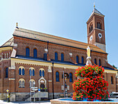  Parish Church of St. Bartholomew and Marienbrunnen on the market square in Markt Kraiburg, Inn-Salzach region, Upper Bavaria, Bavaria, Germany 