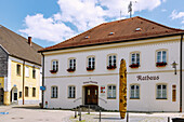  Benedict Column and town hall with local history museum on the market square in Marktl, Upper Bavaria, Bavaria, Germany 