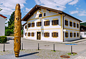  Benedict Column and birthplace of Pope Benedict XIV at the market square in Marktl, Upper Bavaria, Bavaria, Germany 