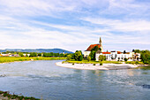 Blick von Oberndorf bei Salzburg in Österreich auf die Stadt Laufen an der Salzach mit Salzachschleife und Stiftskirche Mariä Himmelfahrt in Oberbayern, Bayern, Deutschland