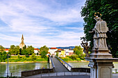 Blick von der Treppenanlage Kalvarienberg Maria Bühel mit Johannes-Nepomuk-Statue in Oberndorf bei Salzburg in Österreich auf die Brücke Europasteg und die Stadt Laufen an der Salzach mit Stiftskirche Mariä Himmelfahrt in Oberbayern, Bayern, Deutschland