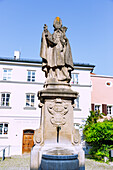  Saint Rupertus fountain with statue of Saint Rupert at Rupertusplatz in Laufen an der Salzach, Upper Bavaria, Bavaria, Germany 