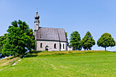 Kirche St. Vitus und Anna in Ettendorf bei Traunstein, Chiemgau, Oberbayern, Bayern, Deutschland