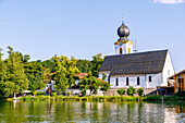 Alzbad und Kirche St. Johann Baptist in Truchtlaching, Chiemgau, Oberbayern, Bayern, Deutschland