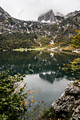 Hinterer Gosausee vor Gipfel im Nebel, Gosau, bei Gmunden, Salzkammergut, Oberösterreich, Österreich