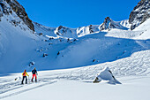  Two people on ski tour ascending to Felskarspitze, Felskarspitze, Niedere Tauern, Salzburg, Austria 
