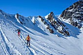  Two people on ski tour ascending to Felskarspitze, Felskarspitze, Niedere Tauern, Salzburg, Austria 