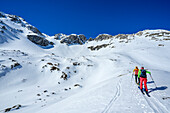 Two people on ski tour ascending to the Kleiner Mosermandl, Kleiner Mosermandl, Niedere Tauern, Salzburg, Austria 