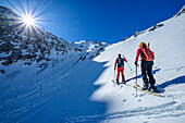  Two people on ski tour ascending to the Kleiner Mosermandl, Kleiner Mosermandl, Niedere Tauern, Salzburg, Austria 