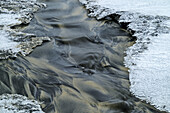 Eisfiguren am Bach, Senja, Troms, Norwegen