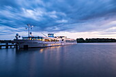 Boutique-Flusskreuzfahrtschiff MS Thurgau Saxonia (Thurgau Travel) liegt in der Abenddämmerung am Pier am Tegeler See, Berlin Tegel, Berlin, Deutschland, Europa