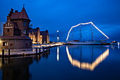 Ehemaliges Segelschulschiff Gorch Fock I und Boutique-Flusskreuzfahrtschiff MS Thurgau Saxonia (Thurgau Travel) liegen in der Abenddämmerung am Dock, Stralsund, Mecklenburg-Vorpommern, Deutschland, Europa