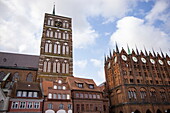 St.-Nikolaus-Kirche und Rathaus am Alten Markt in der Altstadt, Stralsund, Mecklenburg-Vorpommern, Deutschland, Europa