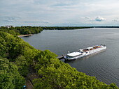 Luftaufnahme des Boutique-Flusskreuzfahrtschiffs MS Thurgau Saxonia (Thurgau Travel), das am Pier am Tegeler See liegt, Berlin-Tegel, Berlin, Deutschland, Europa