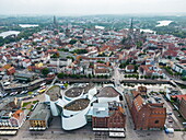 Luftaufnahme des Ozeaneum-Aquariums mit der Altstadt dahinter, Stralsund, Mecklenburg-Vorpommern, Deutschland, Europa