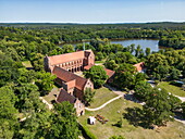 Luftaufnahme des Klosters Chorin und Parklandschaft mit See, Chorin Sandkrug, Brandenburg, Deutschland