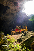 Tempel in einer Tropfsteinhöhle, Phraya Nakhon Höhle, Nationalpark Khao Sam Roi Yot, Hua Hin, Prachuap Khiri Khan, Thailand