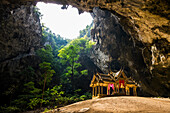 Tempel in einer Tropfsteinhöhle, Phraya Nakhon Höhle, Nationalpark Khao Sam Roi Yot, Hua Hin, Prachuap Khiri Khan, Thailand