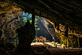 Tempel in einer Tropfsteinhöhle, Phraya Nakhon Höhle, Nationalpark Khao Sam Roi Yot, Hua Hin, Prachuap Khiri Khan, Thailand